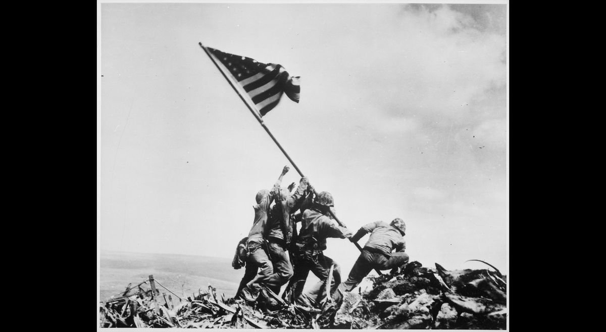 Joe Rosenthal, U.S. Marines of the 28th Regiment, 5th Division, raise the American flag atop Mt. Suribachi, Iwo Jima, 23 feb. 1945© National Archives and Records Administration
