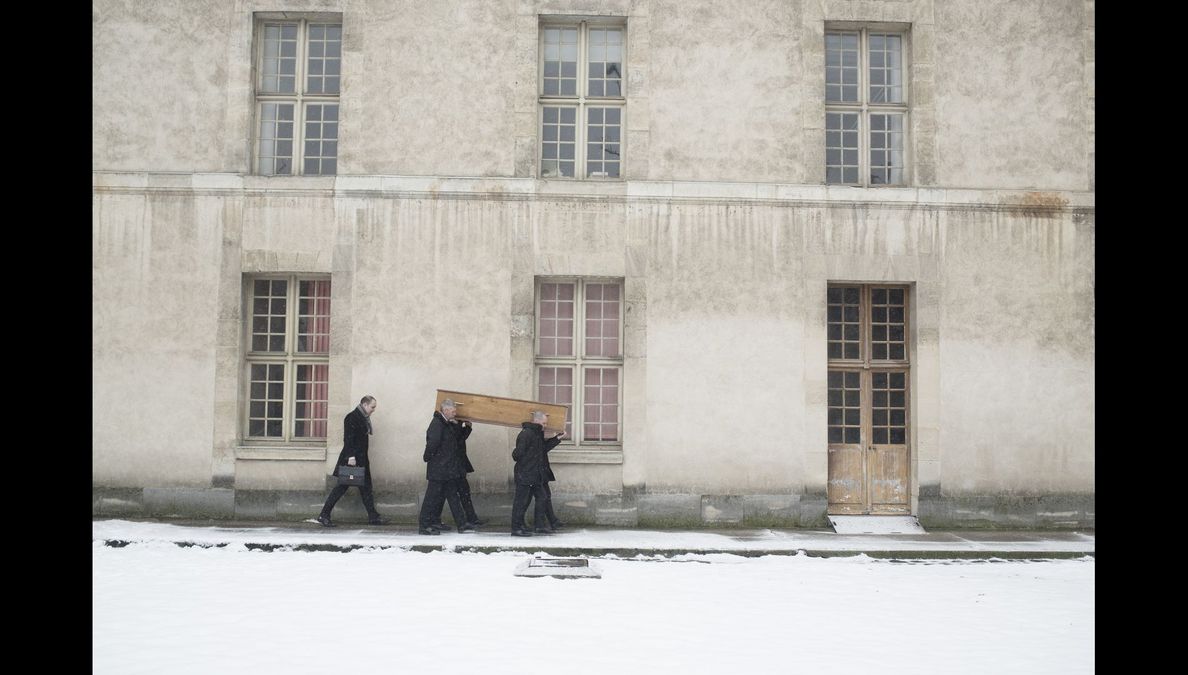 Le cercueil du colonel Jean Rives-Niessel (1926-2018) est porté vers la cathédrale Saint-Louis des Invalides à travers une cour intérieure donnant sur les chambres des pensionnaires, 9 février 2018. © Philippe de Poulpiquet