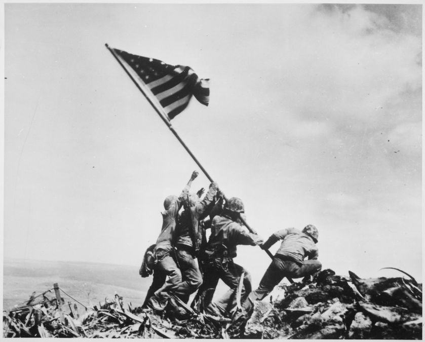 "U.S. Marines of the 28th Regiment, 5th Division, raise the American flag atop Mt. Suribachi, Iwo Jima, on Feb. 23, 1945" par Joe Rosenthal 
(C) Joe Rosenthal / Associated Press