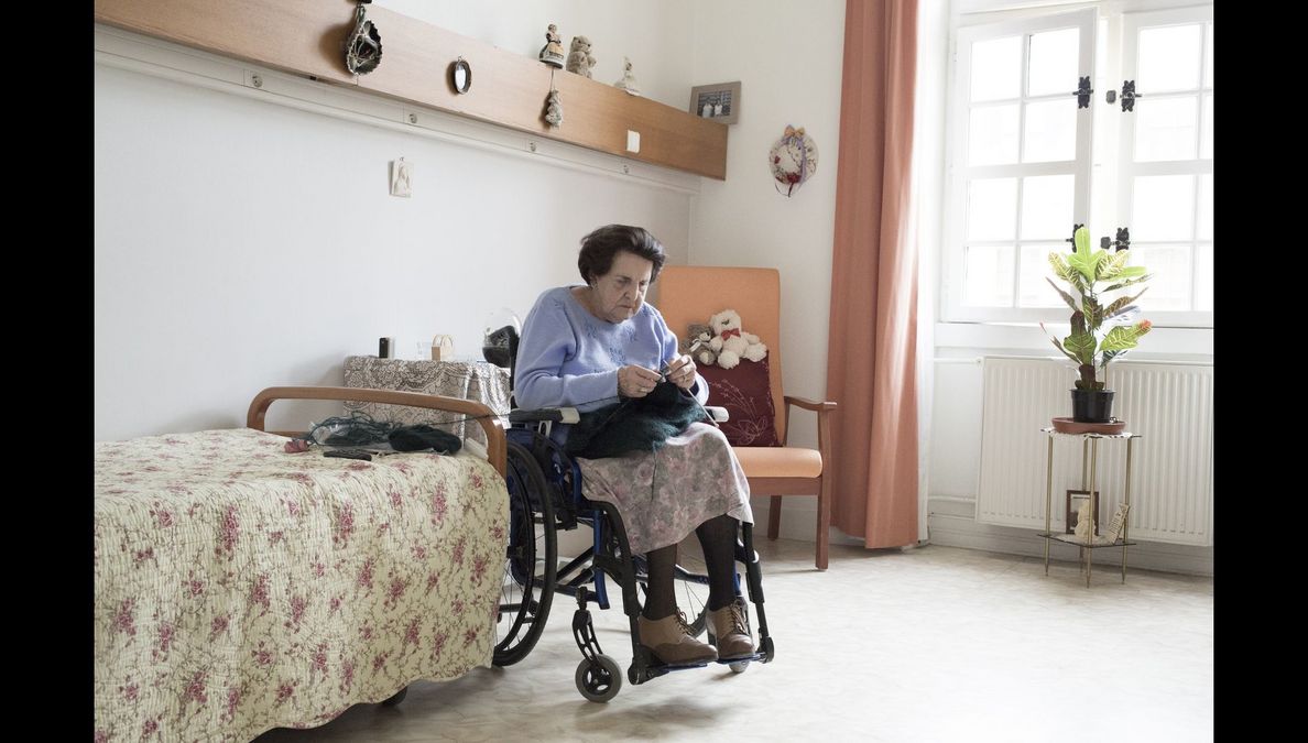 Lucette Cholet (née en 1934), victime civile de la Seconde Guerre mondiale, a perdu sa jambe à l’âge de 6 ans après le bombardement de Vendôme en juin 1940, 10 avril 2018. © Philippe de Poulpiquet