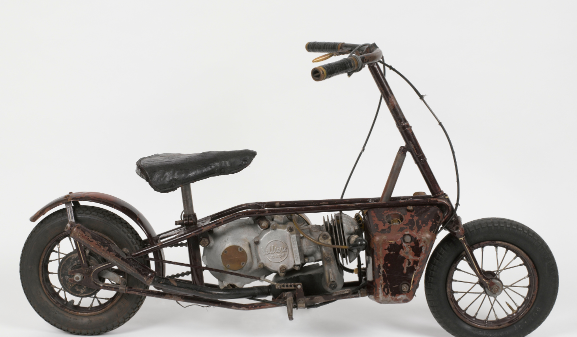 Motocyclette pliante britannique Welbike dans son container de parachutage © Paris - Musée de l'Armée, Dist. GrandPalaisRmn  Emilie Cambier