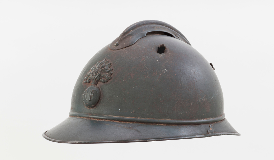 Casque Adrian d'infanterie modèle 1915 © Paris - Musée de l'Armée, Dist. GrandPalaisRmn  Emilie Cambier