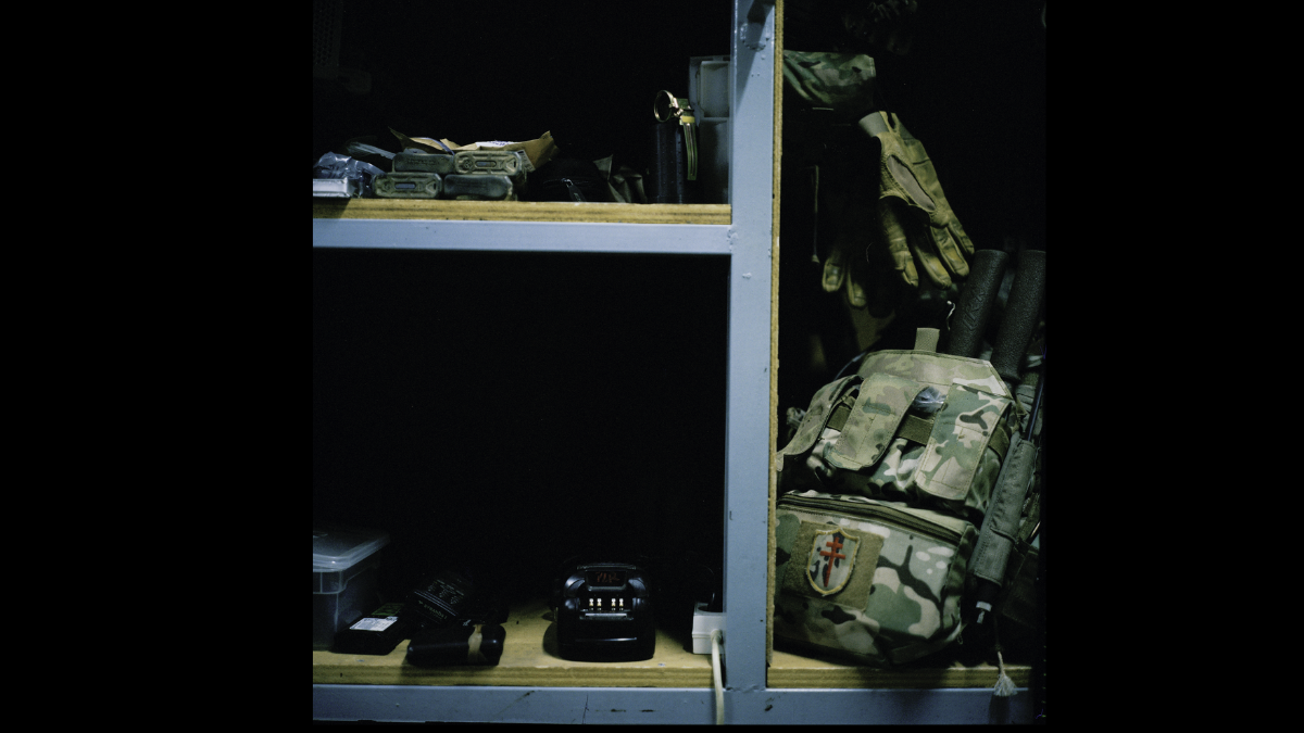 "Salle d'opération du commando Hubert, dans laquelle sont entreposés le matériel et les armes des équipiers." © Edouard Elias, musée de l'Armée