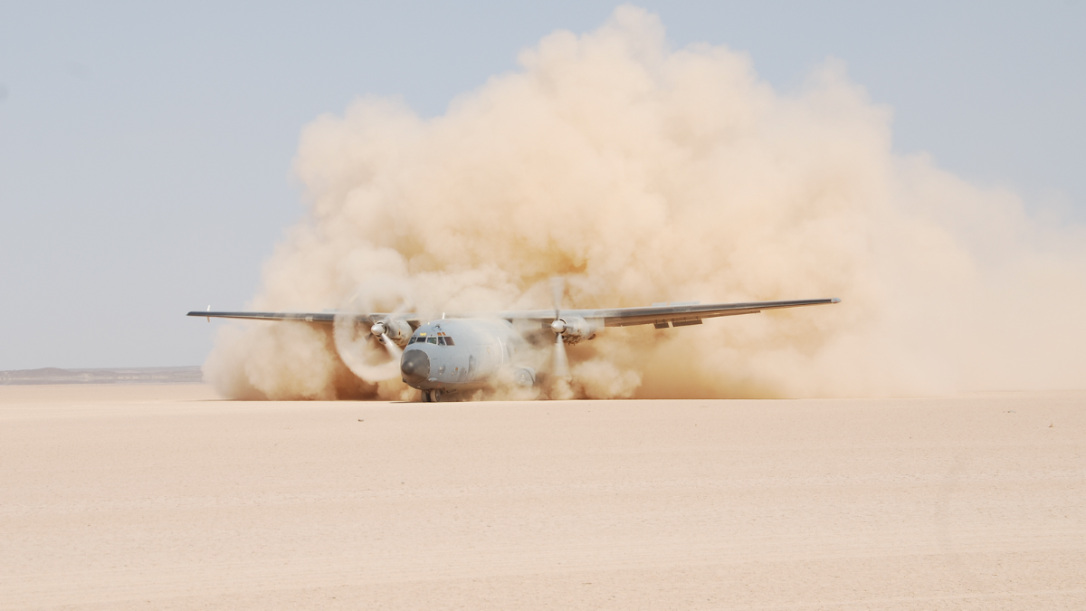 "Posé d'assaut d'un C-160 Transall de l'escadron de transport 3/61 "Poitou" à Djibouti" © Escadron de transport 3/61 "Poitou"