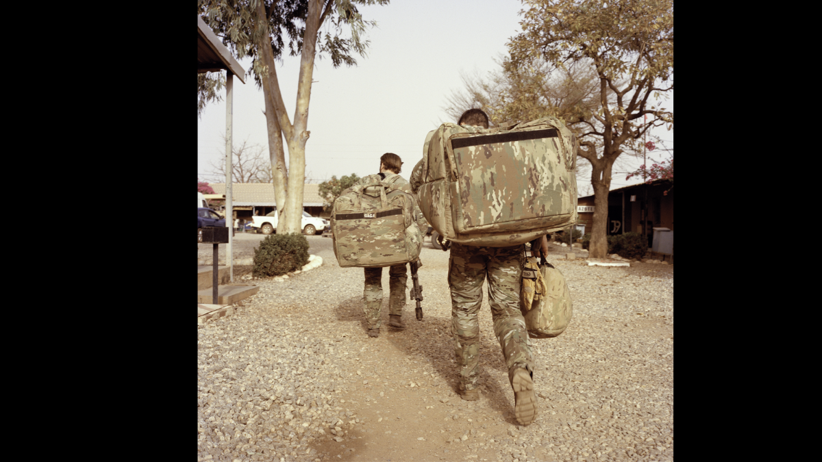 "Commando Hubert team members move around the base carrying their rucksacks" © Edouard Elias, Musée de l'Armée
