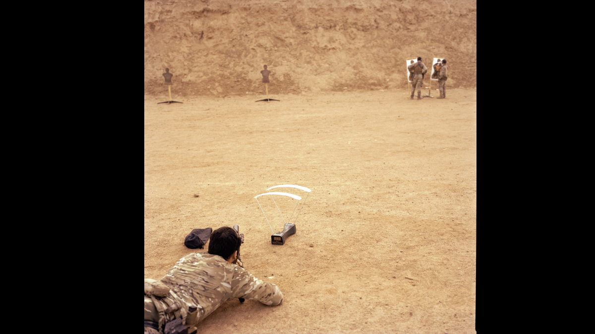 "Avec les équipiers du CPA 10, en réglage d'arme sur le stand de tir aux abords de la base" © Edouard Elias, musée de l'Armée