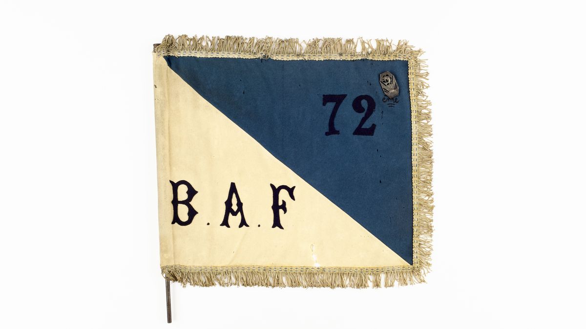 Fanion du 72e bataillon alpin de forteresse (BAF)  - Le 72e BAF est formé à partir du 159e régiment d’infanterie alpine en 1935. La 5e compagnie d’équipage d’ouvrages (CEO), à qui appartient ce fanion, est une unité interarmes qui occupe les ouvrages fortifiés de la ligne Maginot de Briançon. Elle défend victorieusement tout le secteur en juin 1940. / Remis au musée de l’Armée par  le colonel (ER) Michel Truttmann © Paris - Musée de l'Armée, Dist. RMN-Grand Palais / Anne-Sylvaine Marre-Noël