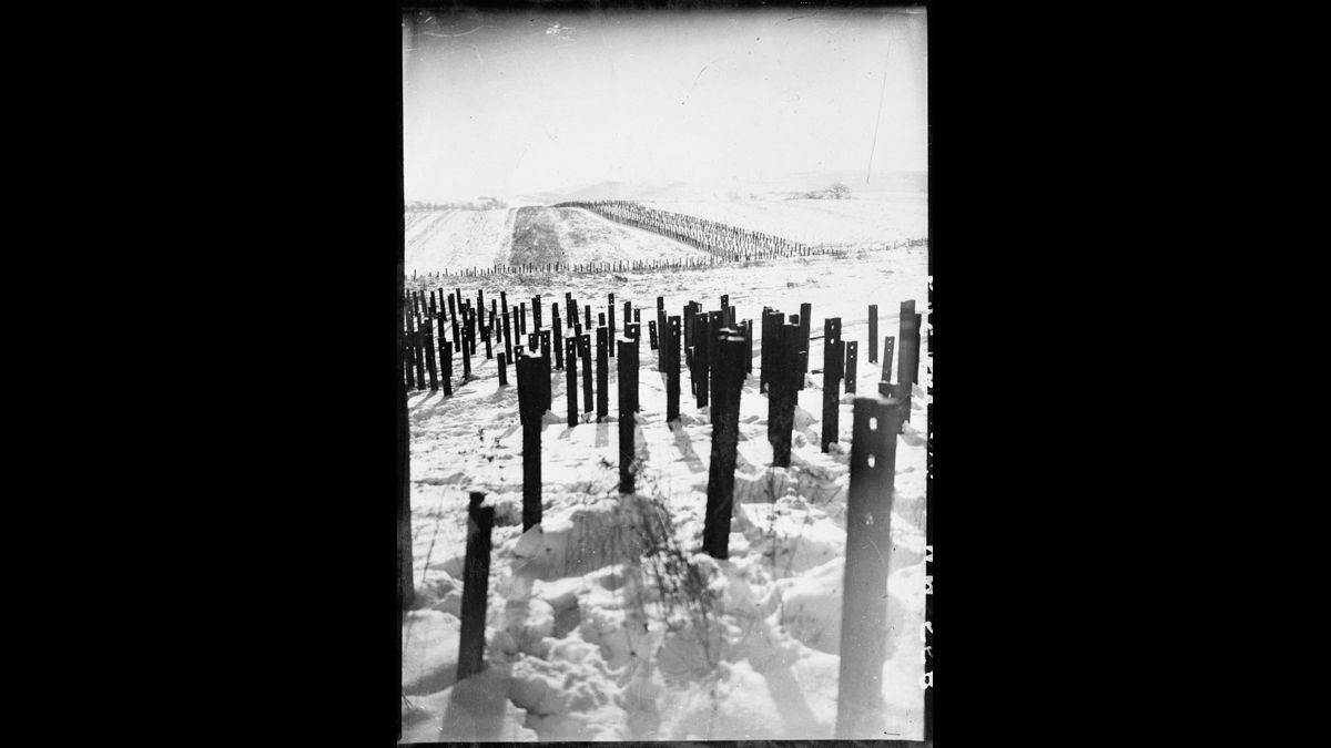 Ligne Maginot, ouvrage du Hackenberg, glacis antichars constitué de rails de chemin de fer. - © Photographe inconnu/SCA : Service Cinématographique des Armées/ECPAD/Défense/DG 30-549