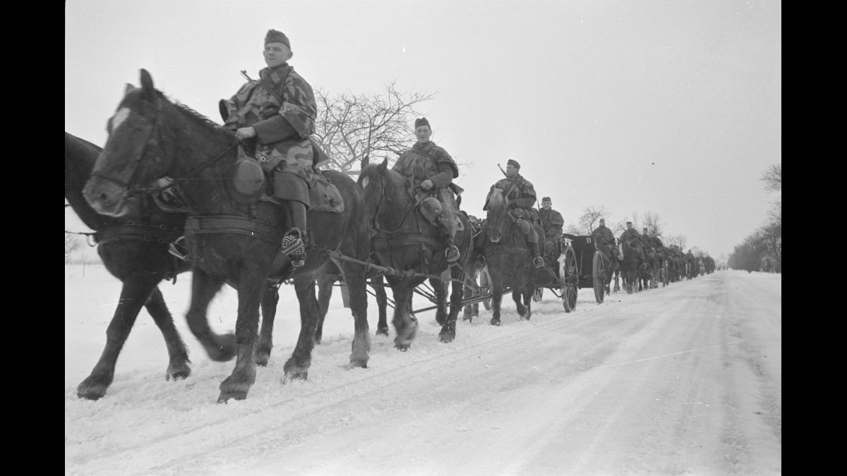 Le long de la ligne Siegfried, train d'artillerie hippomobile de l'armée allemande. - © Robert WEBER/Pk.670/ECPAD/Défense/DAT 1015 L09