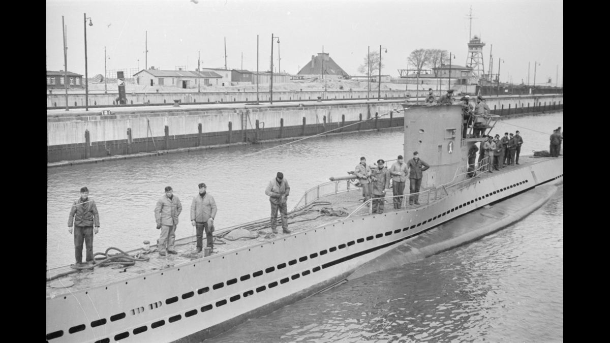 Wilhelmshaven, 9 mai. Sous-marin de la 2. U-Flottille lors de la visite de l'amiral Raeder. / © Photographe inconnu/PK Kriegsmarine/ECPAD/Défense/DAM 57 L05