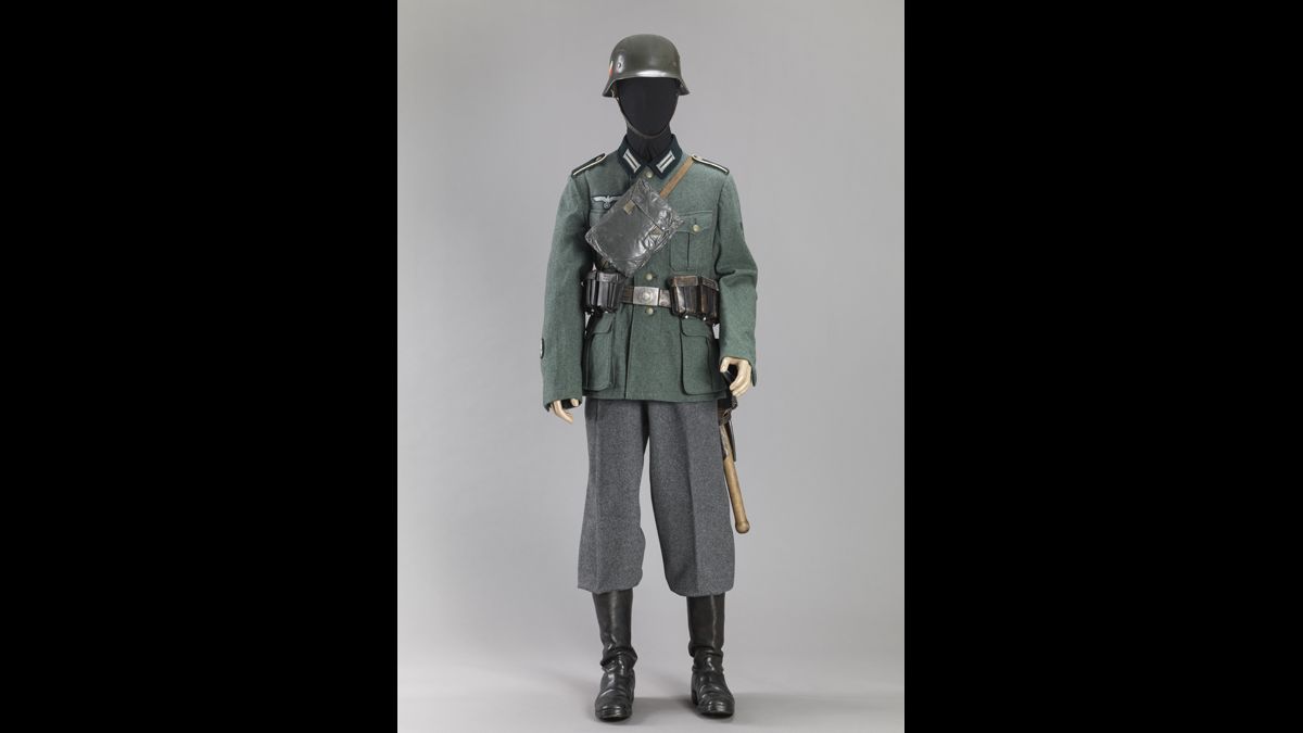 Soldat de 1re classe (Oberschütze) de la Heer - La silhouette de ce Landser, soldat d’infanterie allemand équivalent du trouffion français, est typique de la campagne de France de mai-juin 1940 avec le casque d’acier (Stalhelm) modèle 1935, la vareuse en drap feldrau, le pantalon en drap gris dit neugrau et  les bottes de marche en cuir noirci (Marschstiefel). / Paris, musée de l’Armée, inv. Ha 51 © Paris - Musée de l'Armée, Dist. RMN-Grand Palais / image musée de l'Armée