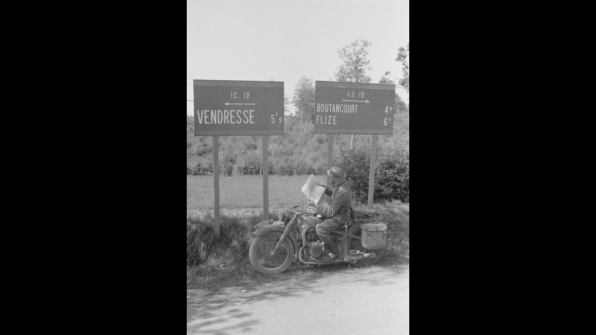 14-15 mai. Motocycliste allemand dans la région de Sedan. / © Photographe inconnu/ ECPAD/Défense/DAA 496 L23