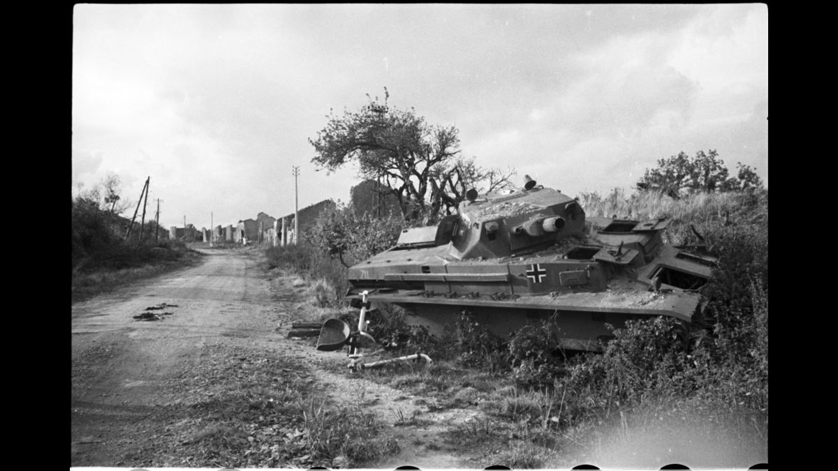 Bataille de Stonne, 15-25 mai. Char allemand détruit par l'armée française. / © Robert WEBER/Pk.670/ECPAD/Défense/DAT 3589 L12