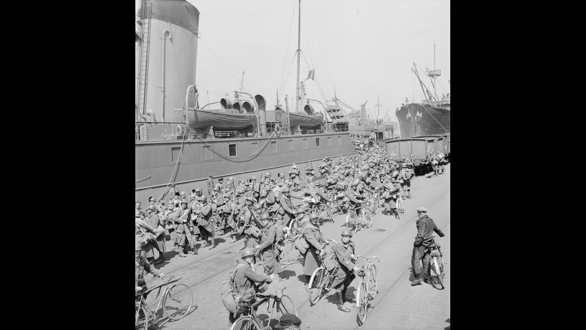 Soldats français embarquant à destination des Pays-Bas. / © Gattegrio/Service cinématographique de la Marine/ECPAD/Défense/ MARINE 254-3552