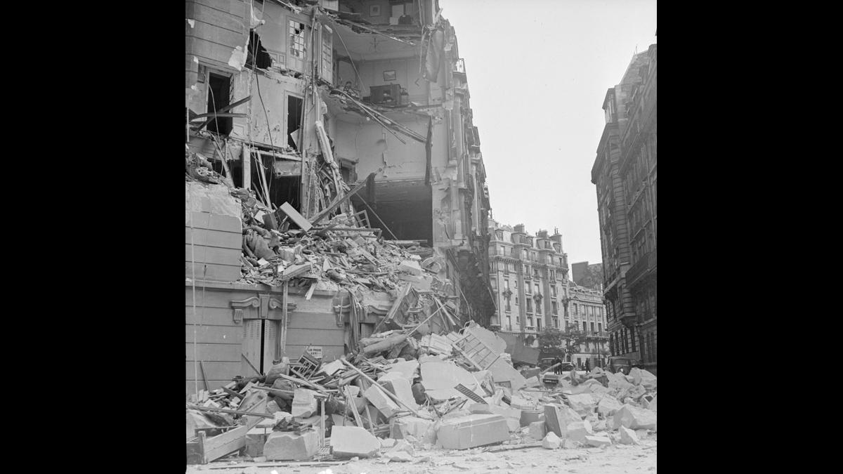 3 juin. Destructions par bombardement aérien allemand. © Photographe inconnu/SCA : Service Cinématographique des Armées/ECPAD/Défense/DG 73-915