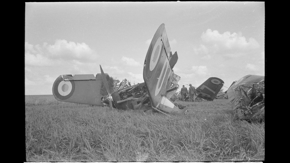 Mai-juin. L'aérodrome français de Vertain-Escarmain (Nord) capturé par la Luftwaffe.  / © Photographe inconnu/ECPAD/Défense/DAA 180 L03