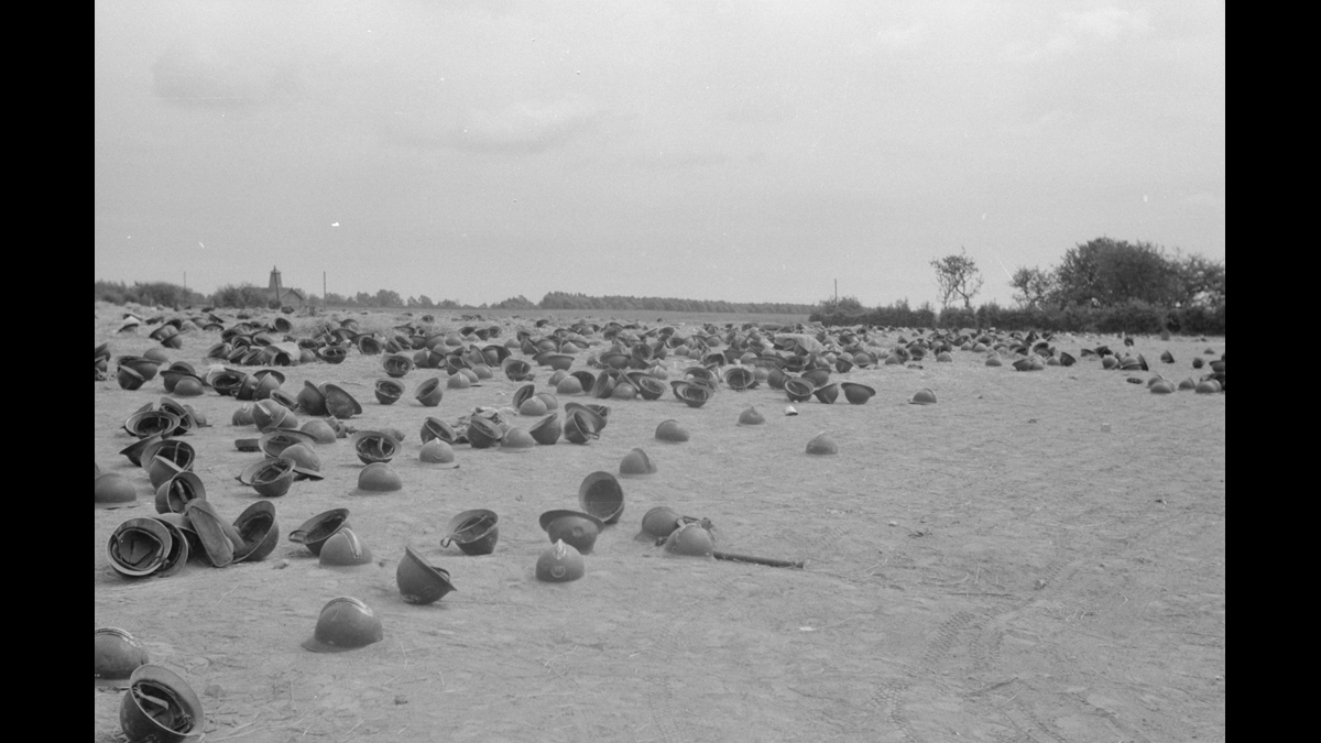 Secteur de Dunkerque, mai-juin. Casques français abandonnés. / © Photographe inconnu /Luftwaffe K.B.K. 4/ECPAD/Défense/DAA 331 L08