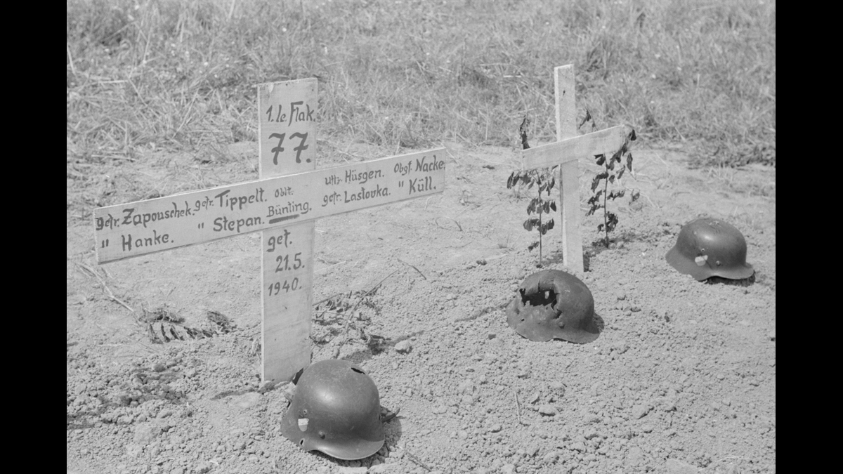 Mai-juin. Tombes provisoires de 9 artilleurs allemands du 77e régiment de Défense contre aéronefs (DCA). / © Photographe inconnu /Luftwaffe K.B.K. 4/ECPAD/Défense/DAA 331 L23