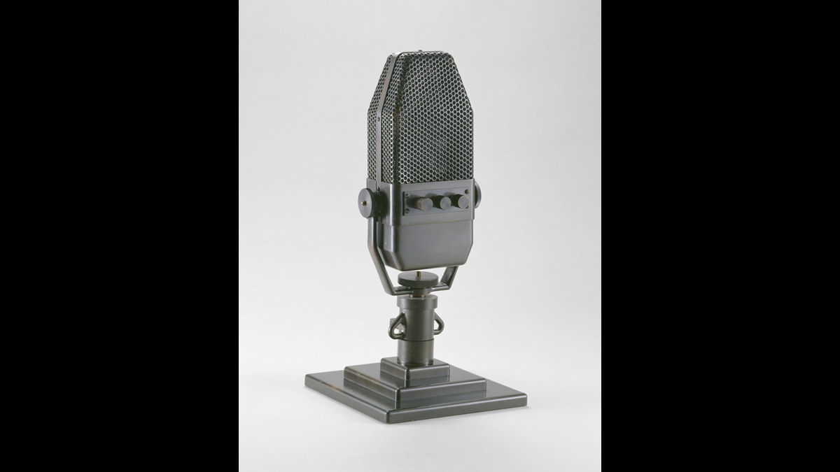Microphone de la British Broadcasting Corporation (BBC)  / Paris, musée de l’Armée, inv. 4574 DEP. Dépôt de la BBC © Paris - Musée de l'Armée, Dist. RMN-Grand Palais / Laurent Sully-Jaulmes