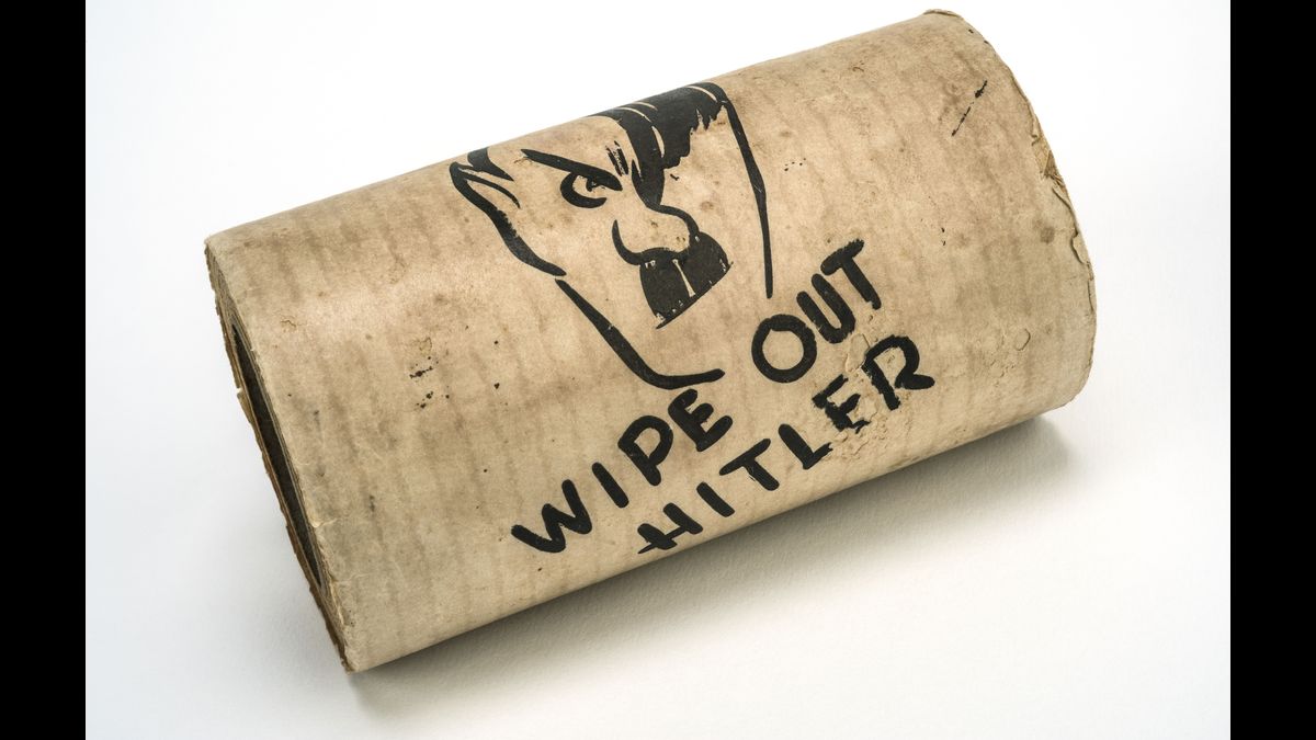 Papier hygiénique représentant Adolf Hitler, fabriqué par les Alliés collection Jacques Baud © Paris - Musée de l'Armée, Dist. RMN-Grand Palais / Pascal Segrette