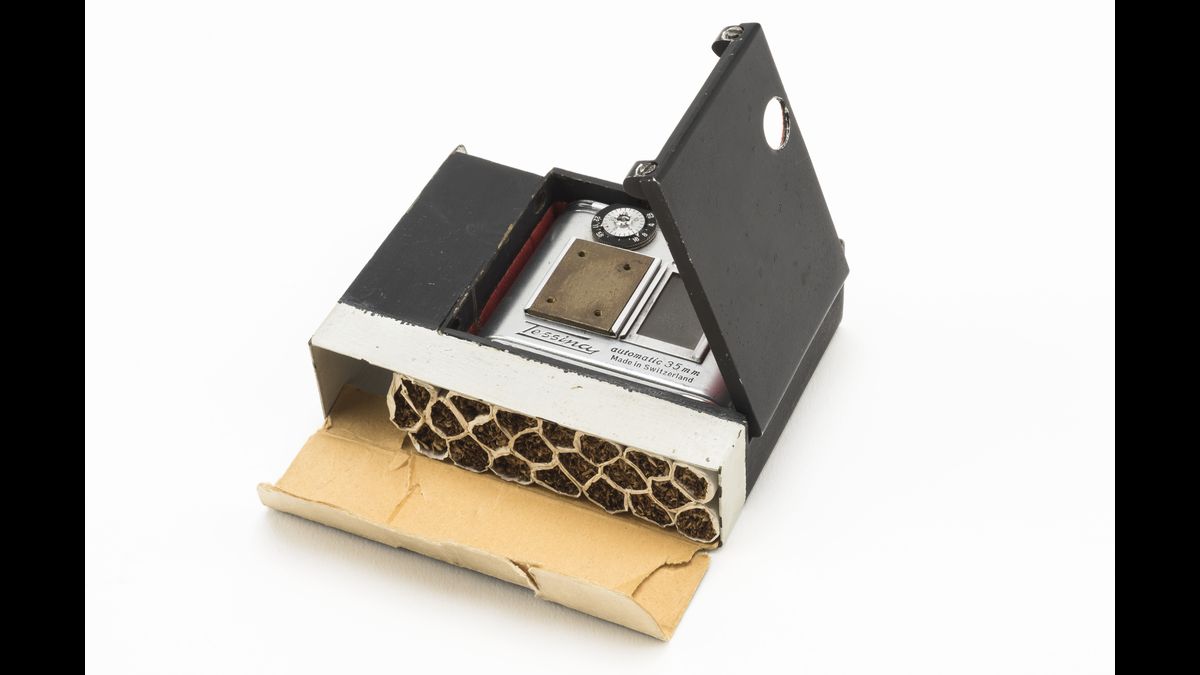 Appareil photo miniature Tessina automatique 35 mm caché dans un paquet de cigarettes, utilisé par le SDECE / DGSE - Ministère de la Défense / © Paris - Musée de l'Armée, Dist. RMN-Grand Palais / Emilie Cambier