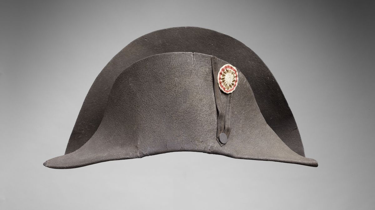 Chapeau porté par Napoléon à Sainte-Hélène (C) Paris - Musée de l'Armée, Dist. RMN-Grand Palais / Thierry Ollivier