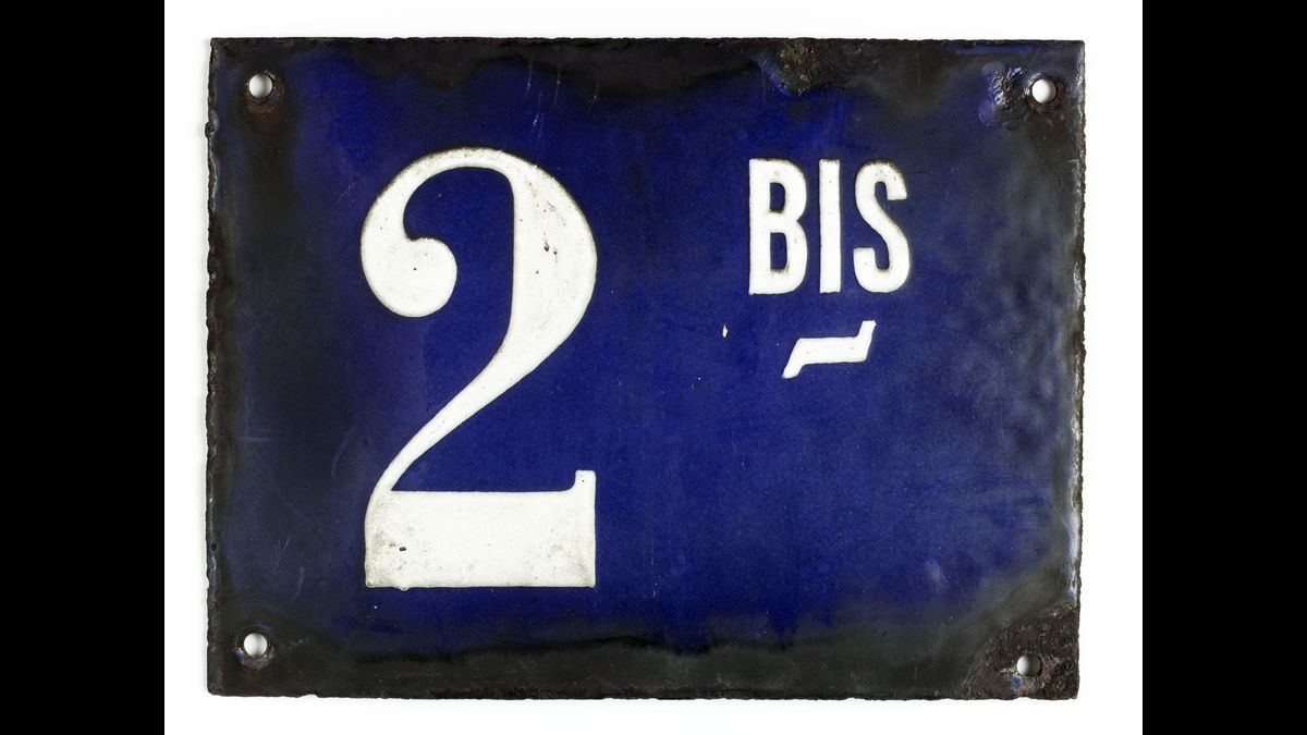 Plaque de rue du « 2 bis » de l’avenue de Tourville, locaux  du P.C. des Services de renseignement de 1932 à 1940, Paris, musée de l'Armée © Paris - Musée de l'Armée, Dist. RMN-Grand Palais / Pascal Segrette
