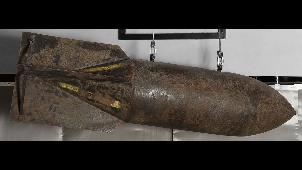 Bombe explosive cylindrique de 250 kg. La SC 250 est destinée à tous les bombardiers  de la Luftwaffe et arme le Junkers Ju 87 « Stuka ». Accrochée sous le ventre  de l’appareil dans un cadre rectangulaire qui bascule vers l’avant lors du piqué et évite ainsi à la bombe de percuter le radiateur ou les pales de l’hélice avant la ressource de l’appareil. © Paris - Musée de l'Armée, Dist. RMN-Grand Palais / Emilie Cambier