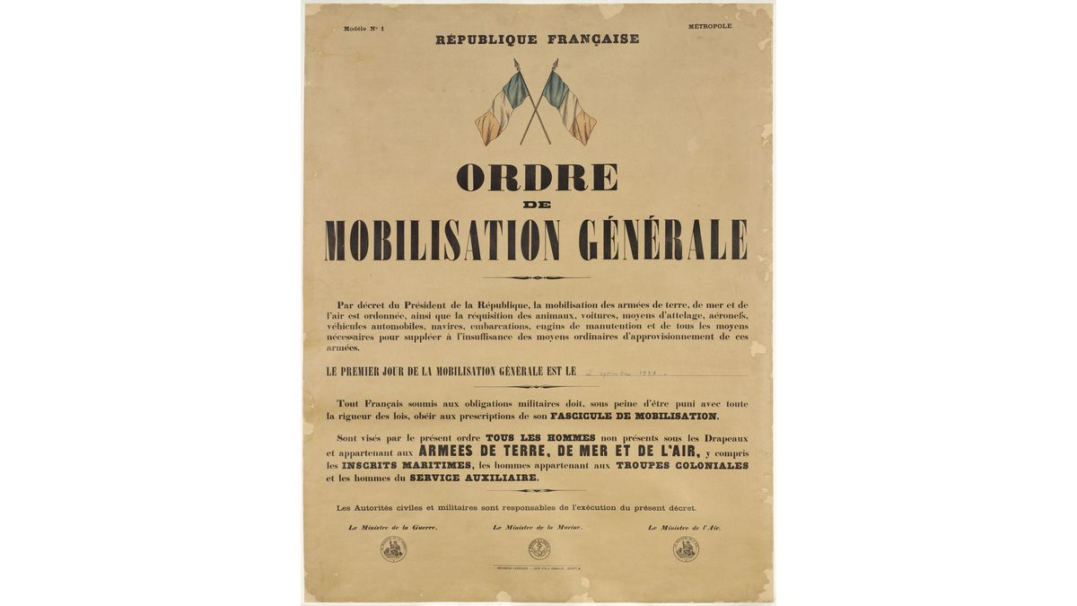 Ordre de mobilisation générale : Le 2 septembre 1939, le gouvernement d’Édouard Daladier décrète la mobilisation générale.  Plus de deux millions d’hommes sont appelés dans l’armée active tandis qu’un nombre presque  équivalent est gardé en réserve. Le 3 septembre, la France déclare officiellement la guerre à l’Allemagne. © Paris - Musée de l'Armée, Dist. RMN-Grand Palais / Emilie Cambier