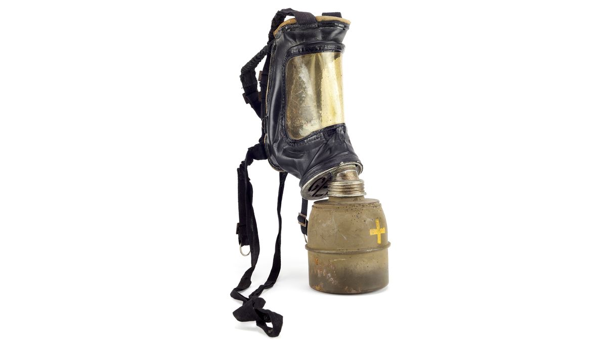 Masque à gaz de la défense passive. Les attaques au gaz lancées par les Allemands durant la Première Guerre mondiale ont marqué les esprits. Dès le début des années 1920, des mesures sont prises pour protéger les populations. La loi du 11 juillet 1938 sur « l’organisation de la nation en temps de guerre » prescrit, entre autres, l’aménagement d’abris publics et de postes de secours, des mesures pour la dispersion de la population, la diffusion de l’alerte par sirènes, l’extinction des lumières et l’achat de masques à gaz. © Paris - Musée de l'Armée, Dist. RMN-Grand Palais / Anne-Sylvaine Marre-Noël