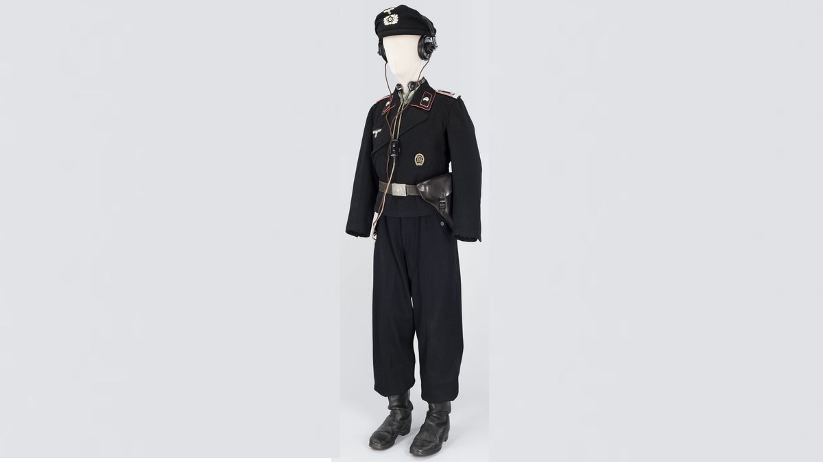 Feldwebel (adjudant) de la 1./Panzer-Regiment 8 (10. Panzer Division) : Ce sous-officier porte l’uniforme spécial en drap noir adopté en 1934. Avec les écouteurs  et le laryngophone, ce Feldwebel communique avec les autres chars grâce à l’appareil radio qui équipe les chars Pz KpfW IV du Panzer-Regiment 8. © Paris - Musée de l'Armée, Dist. RMN-Grand Palais / Emilie Cambier