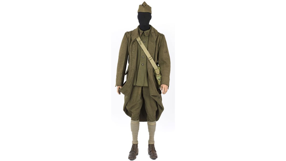 Tenue du sergent du 32e régiment d’infanterie Henri Lebel. Affecté au 21e bataillon d’instruction du 32e régiment d’infanterie, il est fait prisonnier le 15 juin 1940 à Méry-sur-Seine et envoyé au Frontstalag 170 de Compiègne (Oise) jusqu’au 24 janvier 1941, puis dirigé vers le Stalag IX A (Ziegenhain). Libéré par les Alliés en 1945, il est démobilisé en septembre 1945. © Paris - Musée de l'Armée, Dist. RMN-Grand Palais / Anne-Sylvaine Marre-Noël