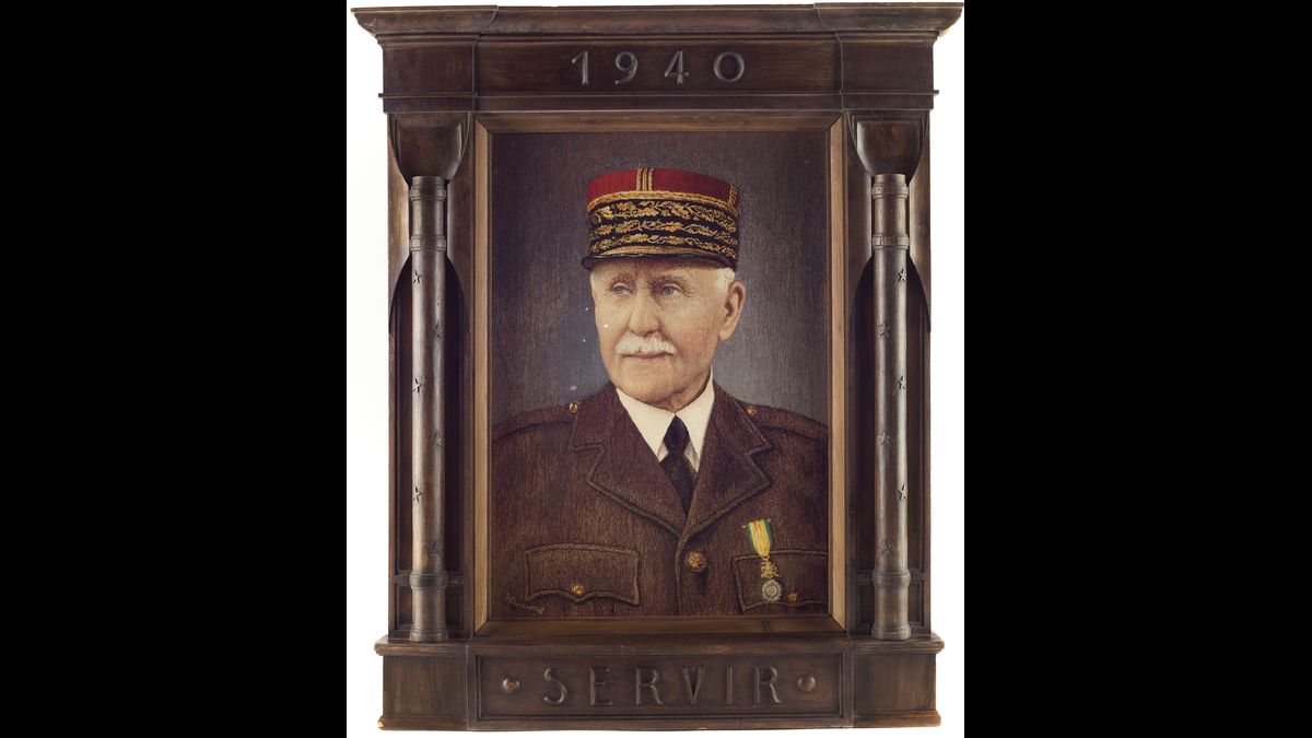 Portrait du maréchal Pétain en tapisserie d’Aubusson. Présenté comme le sauveur de la France, le maréchal de France et chef de l’État français  fait l’objet d’un véritable culte autour de sa personne. Il reçoit en hommage des cadeaux provenant  de tous les corps de métiers, d’artistes, d’artisans, de prisonniers de guerre, d’anciens combattants, des Chantiers de la jeunesse et de la population. © Paris - Musée de l'Armée, Dist. RMN-Grand Palais / Anne-Sylvaine Marre-Noël