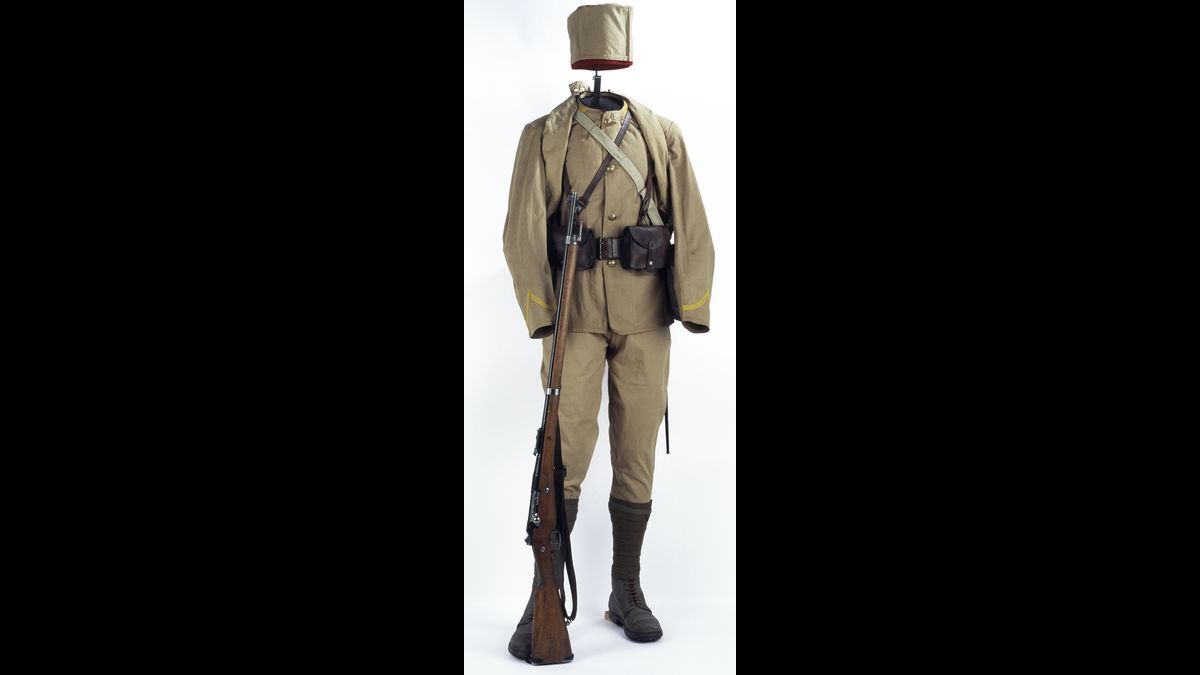 Tenue du régiment de tirailleurs sénégalais du Tchad. Le 26 août 1940, le Tchad est le premier territoire de l’Afrique équatoriale française à se rallier à la France libre par décision de son gouverneur, Félix Éboué, soutenu par le lieutenant-colonel Pierre Marchand, commandant militaire du Tchad et du régiment  de tirailleurs sénégalais du Tchad (RTST). © Paris - Musée de l'Armée, Dist. RMN-Grand Palais / image musée de l'Armée