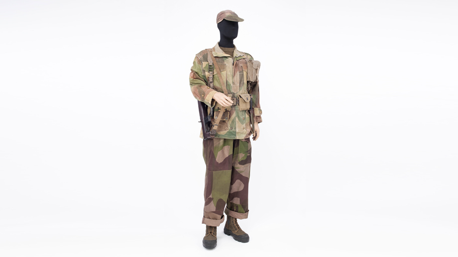 Uniform of the 8th Elite Parachute Battalion (Dien Bien Phu, 1954) © Paris - Musée de l'Armée, Dist. RMN-Grand Palais / Emilie Cambier