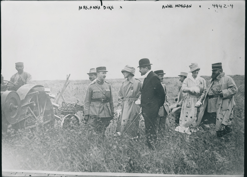 Anna Dike, Fernand David et Anne Morgan accompagnés de militaires français. © Washington, Library of Congress