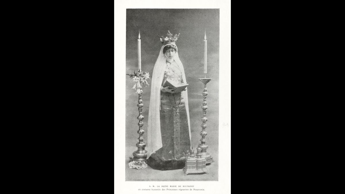 La Reine Marie de Roumanie en costume byzantin des princesses régnantes de Roumanie Photo (C) Paris - Musée de l'Armée, Dist. RMN-Grand Palais / Emilie Cambier